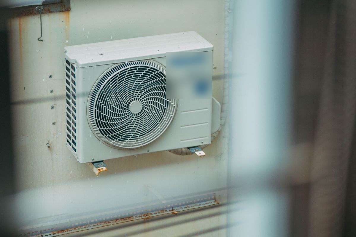 Weißes Außengerät einer Klimaanlage an einer Hauswand