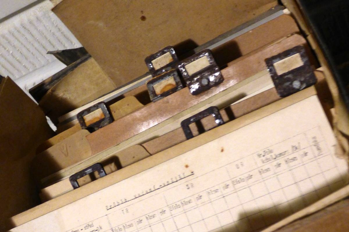 Alte Registerkartei mit Reitern in einem Archivkasten